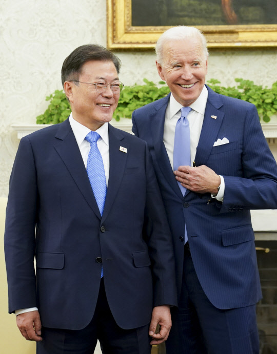 지난 5월21일(현지시간) 미국을 방문중인 문재인 대통령이 백악관 오벌오피스에서 열린 소인수 회담에서 조 바이든 미국 대통령(오른쪽)과 인사하고 있다.연합뉴스